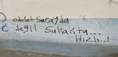 Bakan Bozdağ konuşurken ‘duvar yazısı’ dikkat çekti!