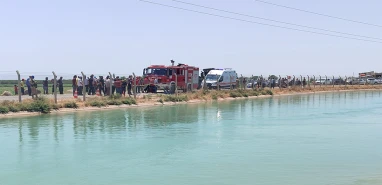 Urfa'da bir otomobil sulama kanalına uçtu