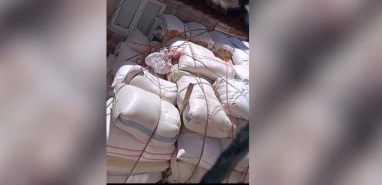Urfa’da yük dolu kamyon sokaklara daldı