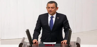 Özgür Özel’in ayağı kırıldı