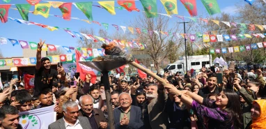 Şanlıurfa’da Newroz ateşi yakılmaya devam ediyor
