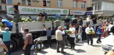 Bir saatte tükendi: 30 ton bedava karpuz dağıtıldı