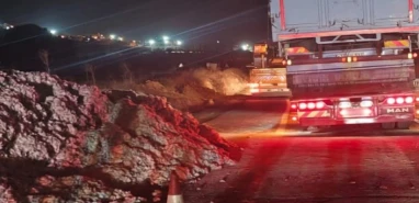 Şanlıurfa’da pamuk yüklü kamyon devrildi!