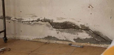 Korku dolu anlar: 5 katlı binanın zemini kaydı, bina boşaltıldı