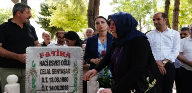 Hayatını kaybedenler mezarı başında anıldı: Emine Şenyaşar mezar başında uzun süre ağıt yaktı