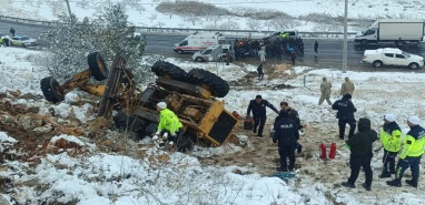 Karla mücadele sırasında kaza! Şanlıurfa’da yol açma aracı devrildi