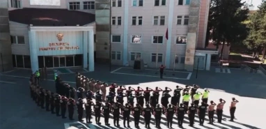 Şanlıurfa emniyetinden dikkat çeken paylaşım! Şiirle bayrak mesajı