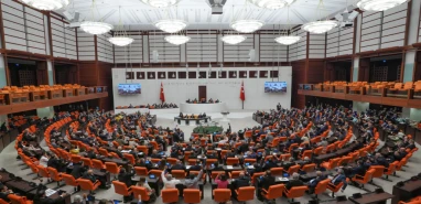 AK Parti torba yasayı TBMM'ye sundu: Emekliye bayram ikramiyesi, doğum yardımı, para cezaları...
