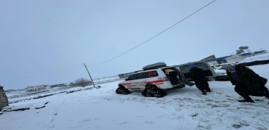 Şanlıurfa’da kar yolları kapattı! Hastalara paletli ambulansla ulaşıldı