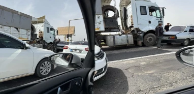 Şanlıurfa'da kırmızı ışıkta bekleyen araca tır çarptı