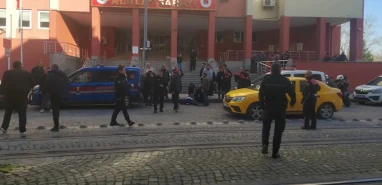 Genç kadından adliye kapısında korkunç cinayet! Kalbinden bıçakladı