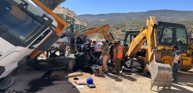 Feci kaza! Üzerine devrilen kamyonun altında can verdi