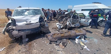 Katliam gibi kaza! Araçlar hurdaya döndü: 4 ölü