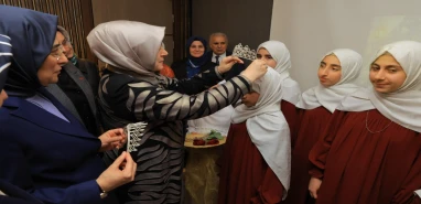 AK Parti'nin üst düzey kadın yöneticileri Şanlıurfa'da... Hafizelere taçlarını taktılar