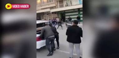 Şanlıurfa’da yol ortasında taşlı sopalı kavga! O anlar kameraya yansıdı