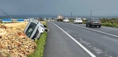 Şanlıurfa'da araç şarampole devrildi!
