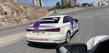 Şanlıurfa’da yeni evlenen çiftten Ali Koç’a mesaj! Arabanın arkasına bakın ne yazdılar