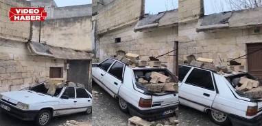 Şanlıurfa’da yağış ev duvarını aracın üzerine yıktı!
