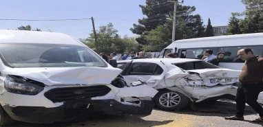 Freni patlayan tır dehşet saçtı!  Yedi aracı biçti, çok sayıda yaralı var