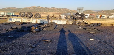 Freni patlayan tır iş makinasına çarptı! Paramparça oldu