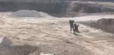 Komşu kentte vicdanları sızlatan anlar: Çocuk işçiye inşaat alanında darp!