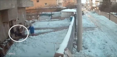 Şanlıurfa'da bir ailenin buz ile imtihanı! Kapıdan çıkan yerde kaldı... İşte o anlar