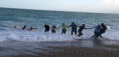 Diyarbakırlı kardeşleri için denizde insan zinciri: 2 kardeş kurtuldu ancak...
