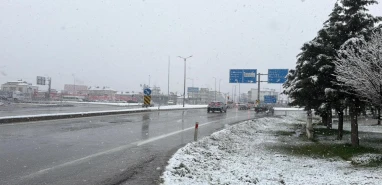İlçede büyük şaşkınlık: Mevsim bahar, dışarıda lapa lapa kar!