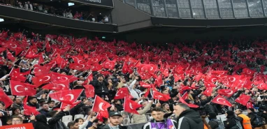 Beşiktaş taraftarı Şanlıurfa'yı unutmadı: Tribünde duygusal anma