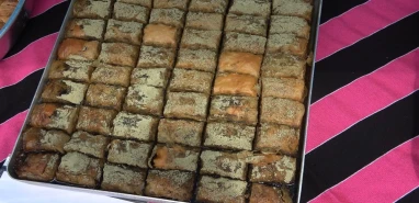 Bu da yeni çıktı! Yeşil çay pudralı baklava