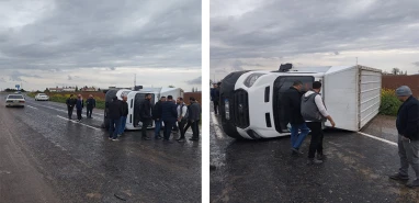 Şanlıurfa’da yağmur nedeniyle kayganlaşan yolda kamyonet devrildi