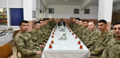 Şanlıurfa Valisi Şıldak sınırdaki askerlerle iftar yaptı
