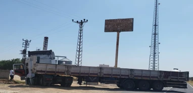 Şanlıurfa’da tır viraj alamadı: Yol ulaşıma kapandı