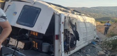 Tarım işçilerini taşıyan minibüs devrildi! Yaralılar var