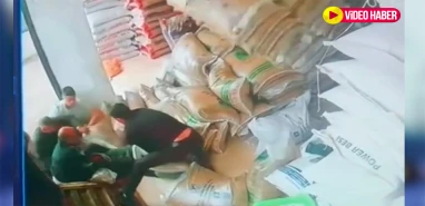 Şanlıurfa'da yürek sızlatan görüntü: Çuval yığınının altında kalan işçi yaralandı