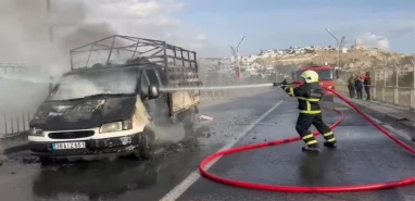Şanlıurfa’da kamyonet alev aldı: Sürücünün dikkati sayesinde 3 kişi kurtuldu