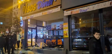 Açılışını yeni yapmıştı! Şanlıurfa'da dönerci dükkanına araba daldı
