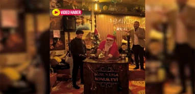 Şanlıurfa'da yılbaşı geleneği değişmedi: Noel baba çiğköfte yoğurdu