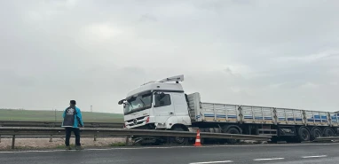 Şanlıurfa'da kontrolden çıkan tır demir bariyerlerlere çarptı!