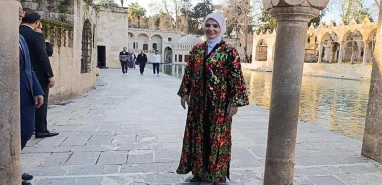 Bakan Göktaş Şanlıurfa’nın yöresel kıyafetleriyle Balıklıgöl’de