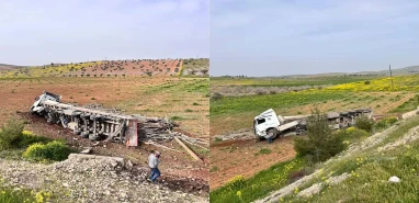 Şanlıurfa'da tır devrildi: Hırdavat malzemeleri tarlaya saçıldı!