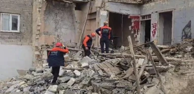 Şiddetli sağanak metruk evi yıktı: 2 kişi yaralandı