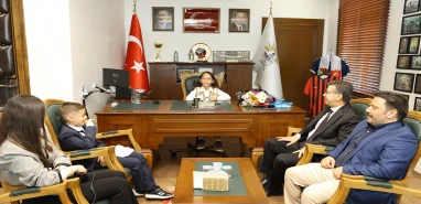 Başkan Bucak koltuğunu minik öğrencilere devretti