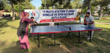 Şanlıurfa'da 19 Mayıs coşkusu: Gençler, vatandaşlarla tenis oynadı