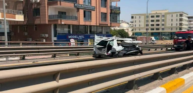 Şanlıurfa'da savrulan otomobil hurdaya döndü, sürücü araçta sıkıştı