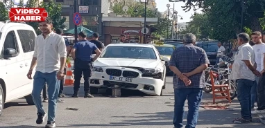 Şanlıurfa’da lüks otomobil demir bariyerlere çarptı