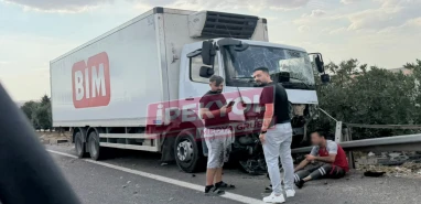 Şanlıurfa’da yaralı sürücü ambulansı beklerken sigara yaktı