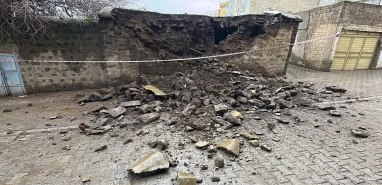 Şanlıurfa’da yağmura dayanamayan evin duvarı çöktü!