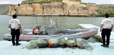 Fırat Nehri’nde kaçak avcılık operasyonu: 900 metrelik ağla yakalandılar