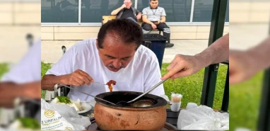Şanlıurfalı ünlü sanatçıdan yeni fotoğraf! Hastane bahçesinde güveç yedi